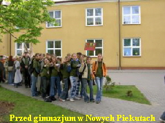 Przed gimnazjum w Nowych Piekutach